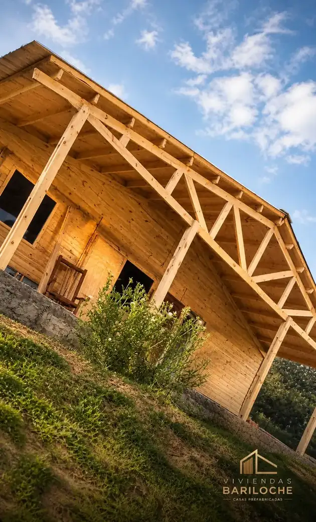 Cabriadas de madera a la vista en una galería