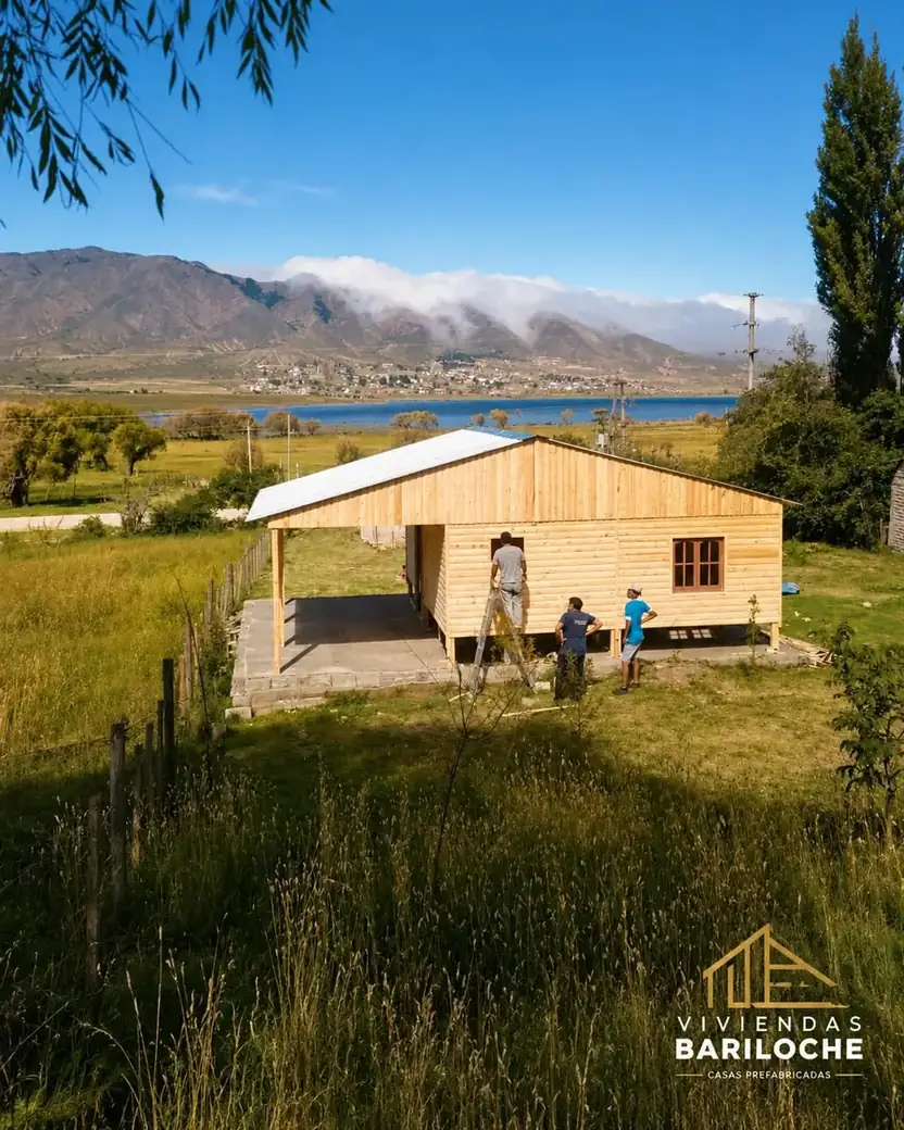 Casa frente al lago y los cerros