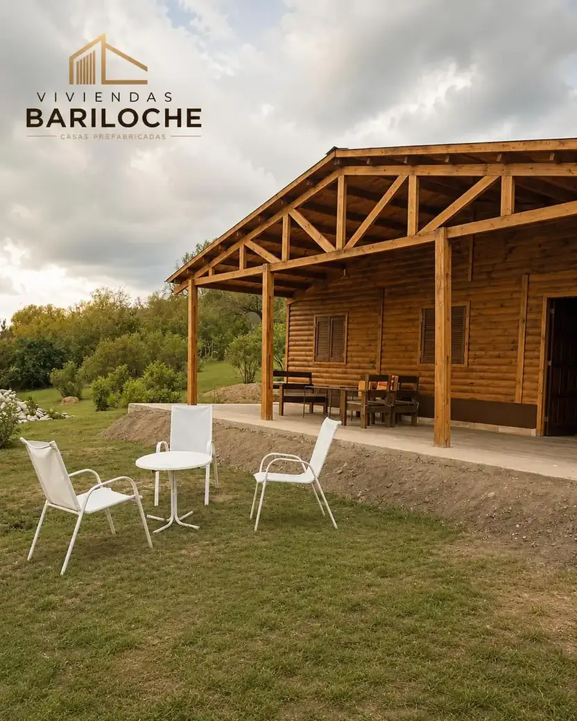 Galería de madera con mesa y sillas en el jardín